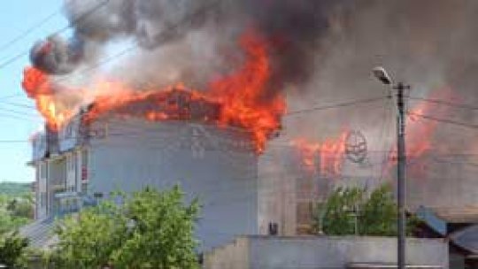 Incendiu la patru blocuri din Vaslui
