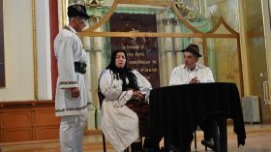 Teatrul se joacă şi în mijlocul satului!