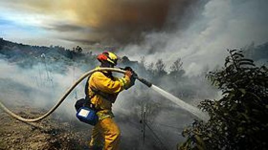 Mii de locuinţe ameninţate de incendiul din California