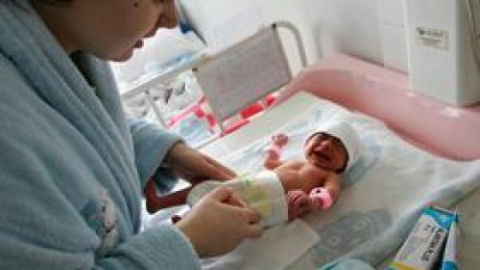 România oferă mamelor "condiţii mai proaste decât Libia"
