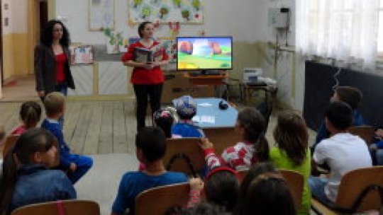 Caravana cu poveşti a pornit prin satele doljene