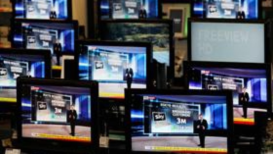 Mii de greci protestează în faţa televiziunii publice