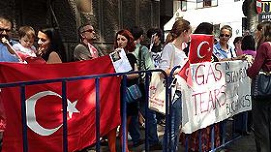 Miting de solidaritate la ambasada Turciei din Bucureşti