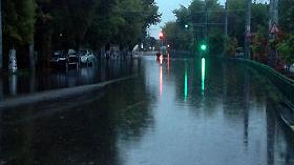 Inundaţii în mai multe oraşe din cauza ploilor torenţiale