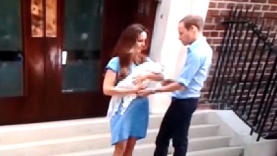 Ducesa Kate şi bebeluşul regal au părăsit maternitatea