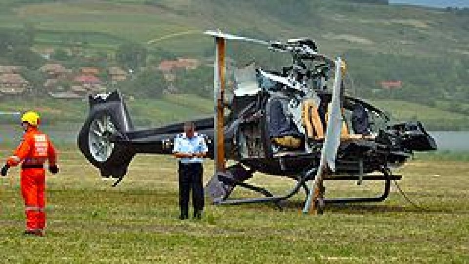 Elicopterul prăbuşit într-un lac din Tăureni, adus la Braşov