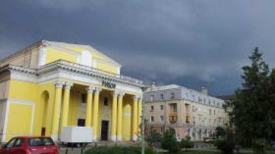 Pomi cazuti si masini avariate de o furtuna in Bucuresti