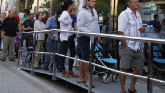 Românii "cred că ţara se îndreaptă într-o direcţie greşită"