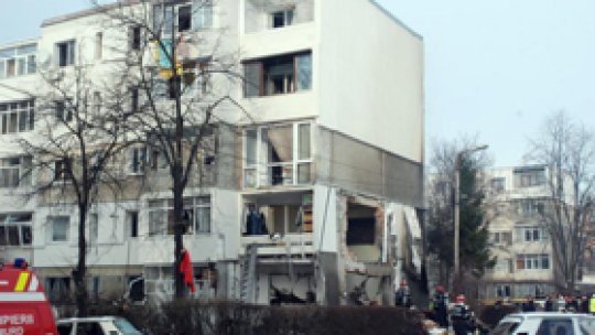 Explozie urmată de un incendiu într-un bloc din Piteşti