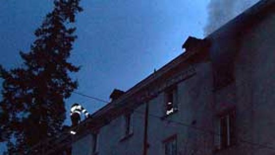 O garsonieră a luat foc de la o lumânare