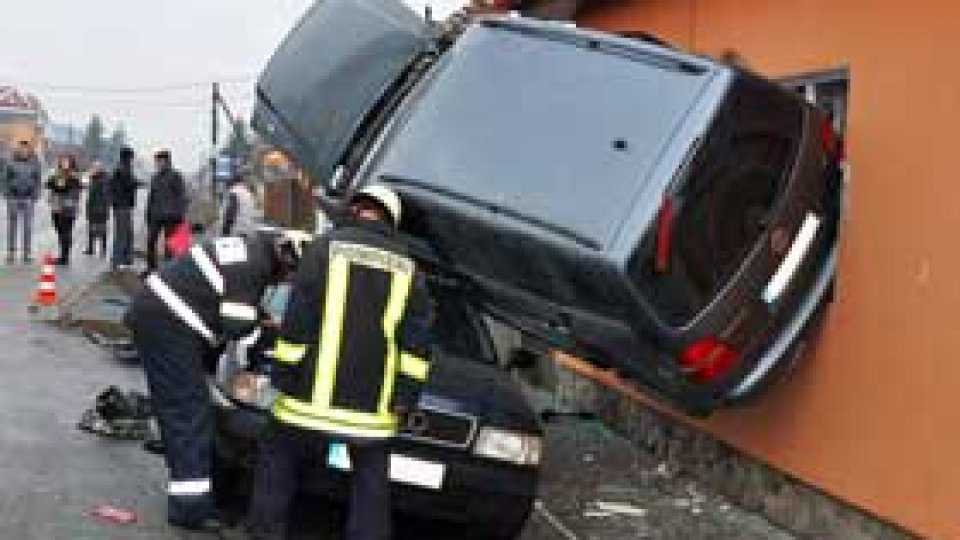 Accident spectaculos sau cum poţi parca maşina pe fereastră