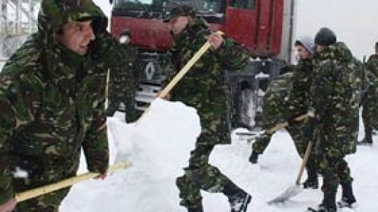 Militarii ajută la deblocarea autostrăzilor