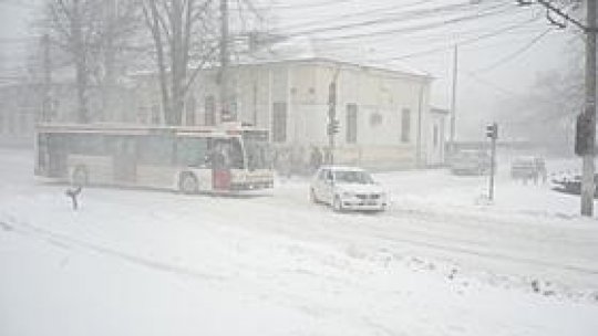 Sute de localităţi izolate şi transport întrerupt după viscol