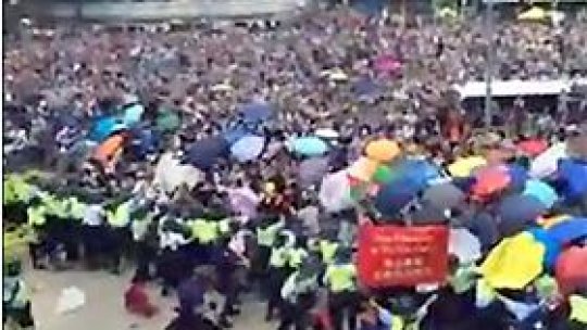 Poliția demontează baricadele protestatarilor în Hong Kong