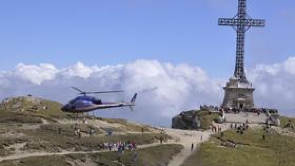 Turistul lovit de bolovan în Bucegi, transportat la spital