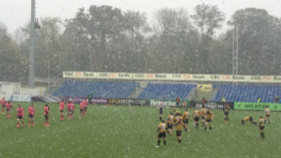 Rugby pe ninsoare pe stadionul Arcul de Triumf