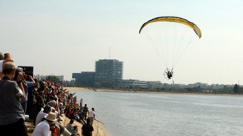 Spectacol aeronautic pe Lacul Morii din București
