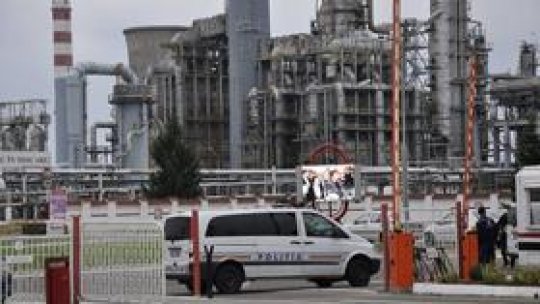 Rafinăria Lukoil Ploieşti a încetat "neplanificat" activitatea
