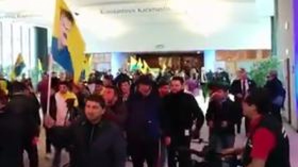 Manifestanţi kurzi au intrat cu forţa în Parlamentul European