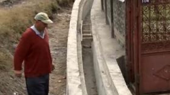 Blocați în propriile gospodării de constructorii de șosele