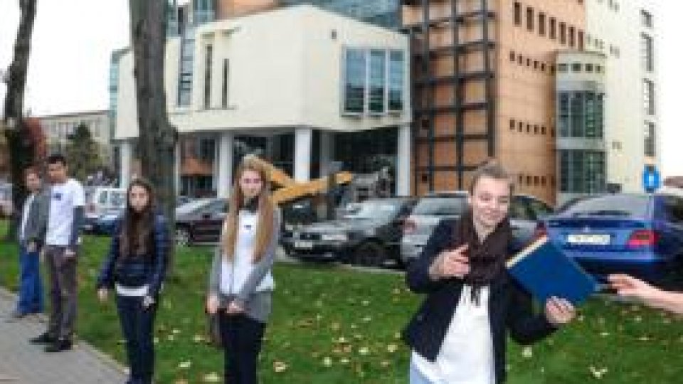 Lanț uman la inaugurarea noii biblioteci a UPT