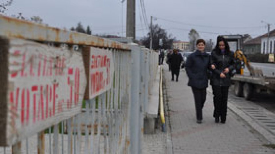 Românii îşi aleg preşedintele