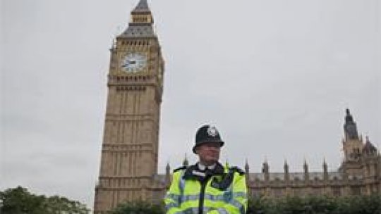 Suspecţi în plănuirea unui atac, interogaţi în Marea Britanie
