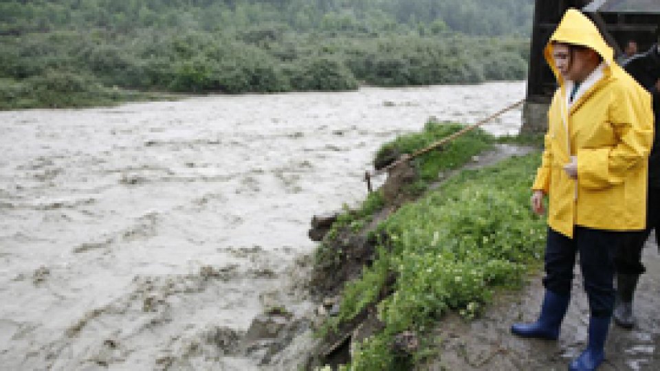 Codul roşu de inundaţii pe Jiu, prelungit