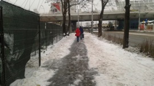 Zăpada acoperă și acum străzi, stații și trotuare din București