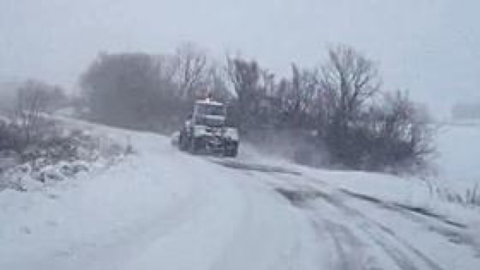 Localităţi în întuneric, maşini blocate din cauza ninsorii