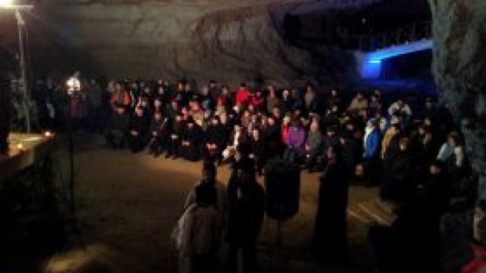 Aproape 800 de oameni, la concert de colinde de la Peştera Bolii