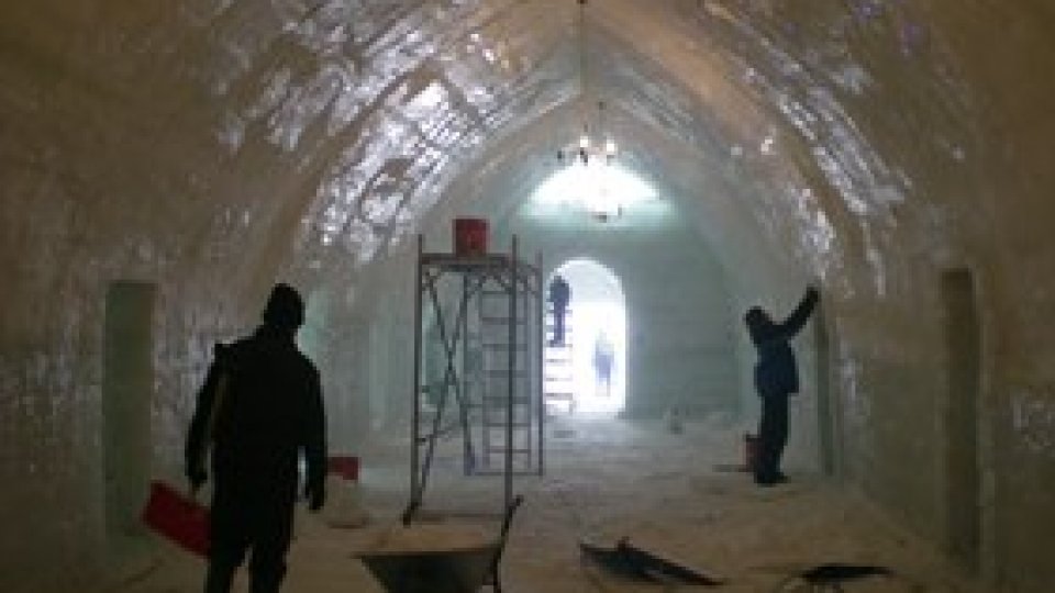 Primii turiști la Hotelul de Gheață