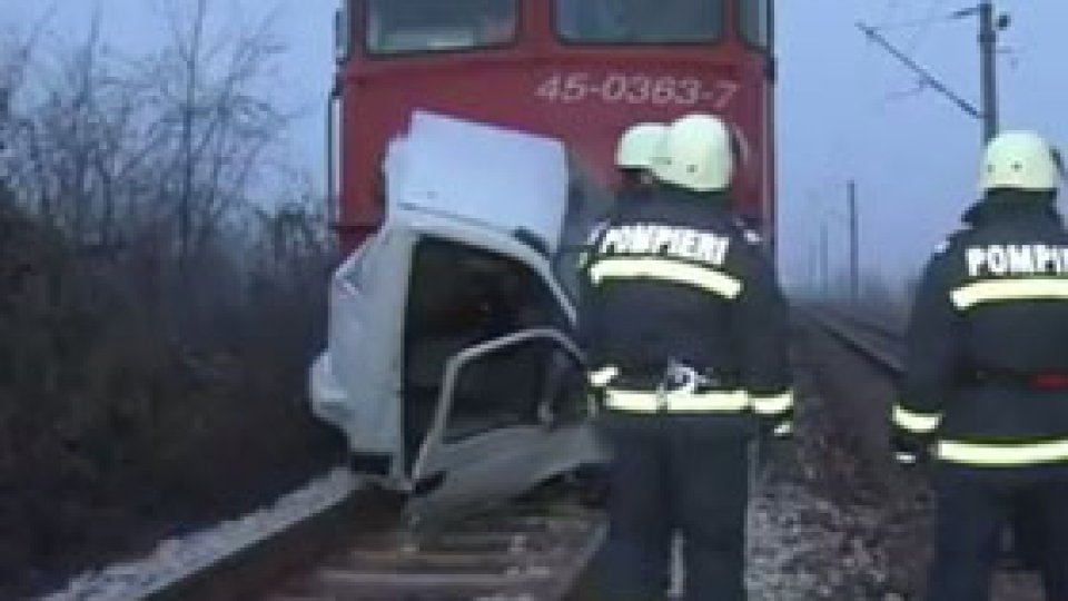 Autoturism lovit de tren în judeţul Cluj