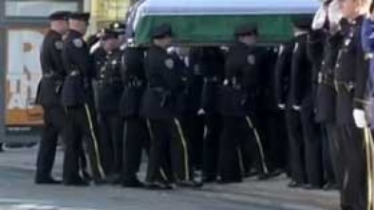 Zeci de mii de persoane la funeraliile polițistului din New York
