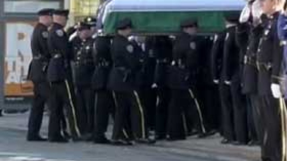 Zeci de mii de persoane la funeraliile polițistului din New York