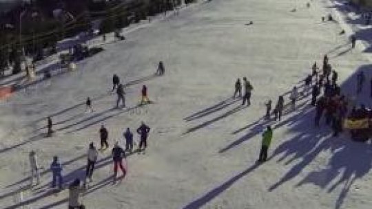 Zăpada a adus turiștii pe pârtiile de schi