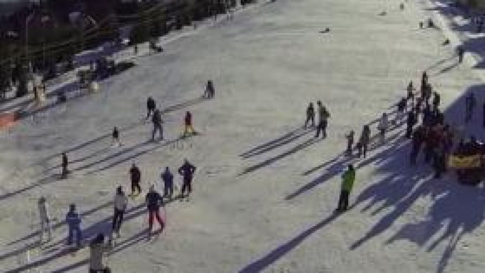 Zăpada a adus turiștii pe pârtiile de schi