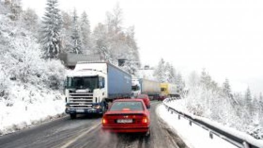 Zăpada viscolită creează probleme mari traficului din Tulcea