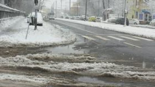 Circulația în București se desfășoară în condiții de iarnă
