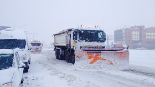 Buzău şi Vrancea, judeţele cele mai afectate de ninsoare şi vânt