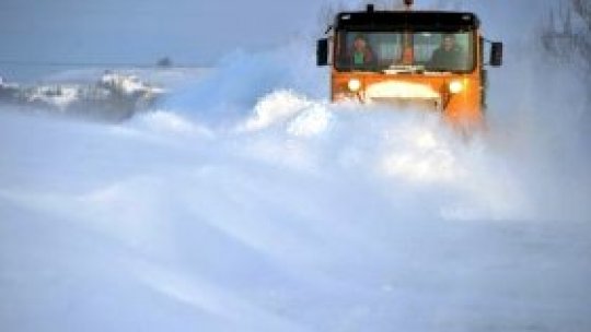 Buzău şi Vrancea, afectate de ninsorile și viscolul de ieri