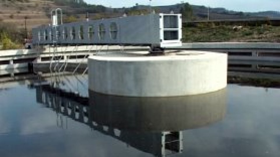 Staţiile de pompare evacuează apa din localităţile brăilene