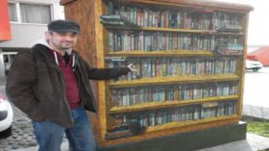 Un profesor picteaza zidurile gri din Arad