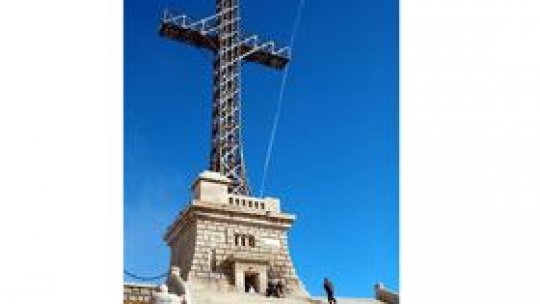 Crucea de pe Caraiman "riscă să se dărâme"