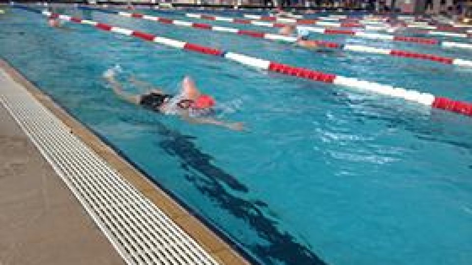 Un braşovean a înotat 24 de ore în scopuri caritabile