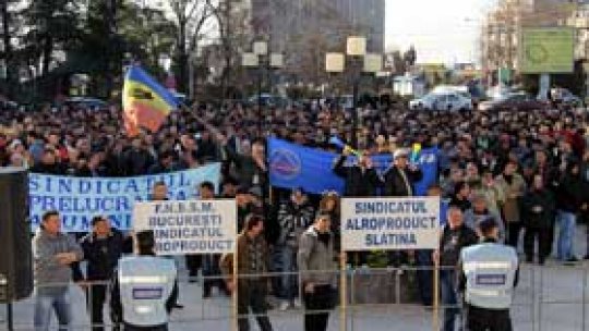 Sute de angajaţi de la Alro au pichetat sediul Prefecturii Olt