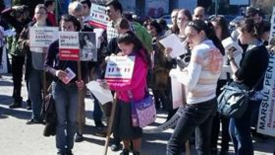 Adopţia, promovată în peste 40 de oraşe din România