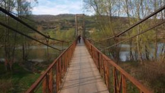 O punte suspendată, singura cale de acces către Turbuta