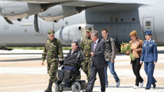 Ministrul apărării îi vizitează pe răniţii în Afganistan