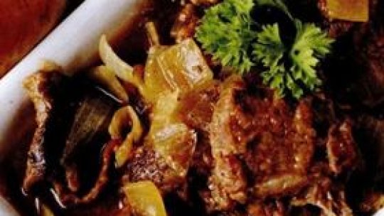 Gospodinele fac ultimele pregătiri pentru masa de Paşte